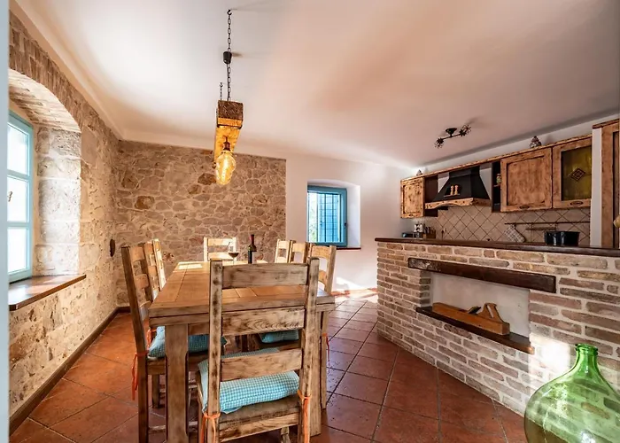 Hidden Gem With Pool Semesterbostad *